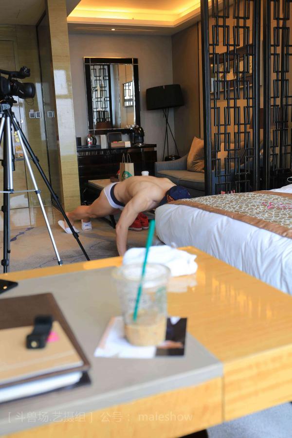 Chinese-maleshow-–--Swimmer-Yong-斗兽场---泳队选手-Yong